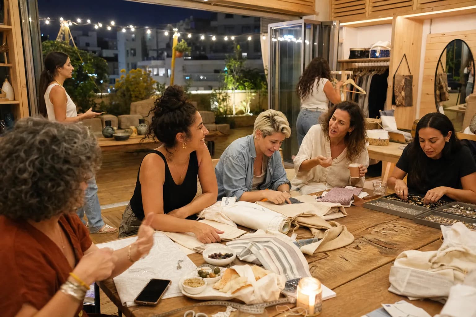 הדמיית אווירה של משתתפות בסדנה סביב שולחן